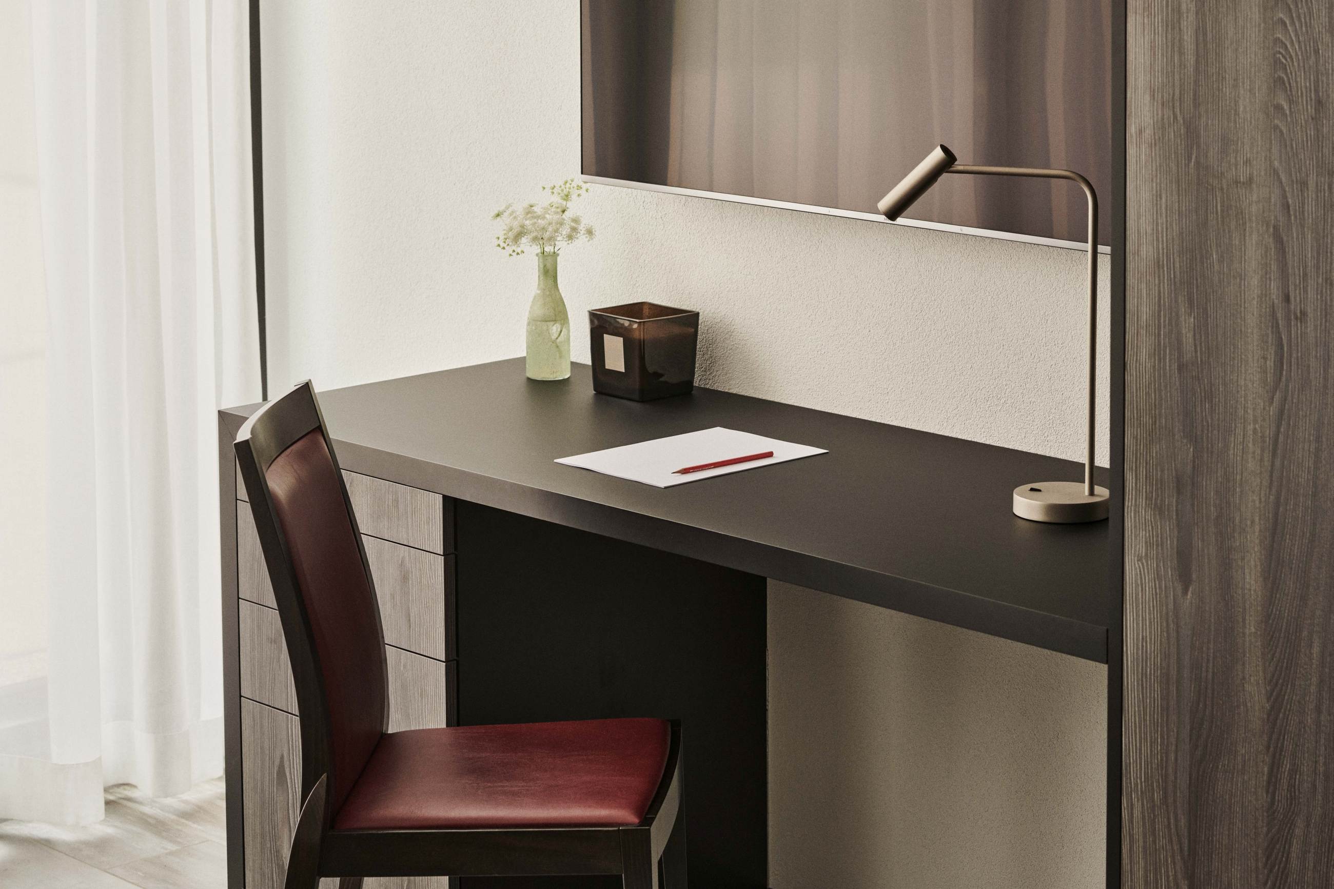Individueller Möbelbau: Schreibtisch mit Bürocontainer