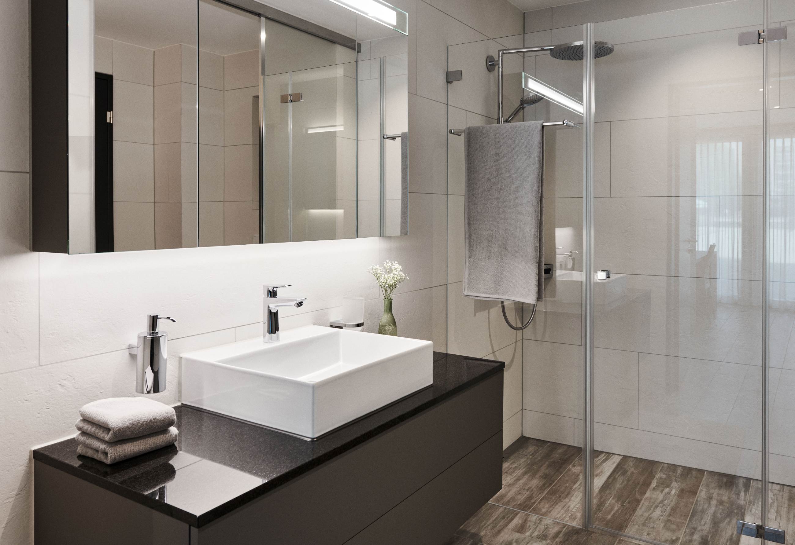 Badezimmer: Badmöbel mit Aufsatzbecken und Spiegelschrank