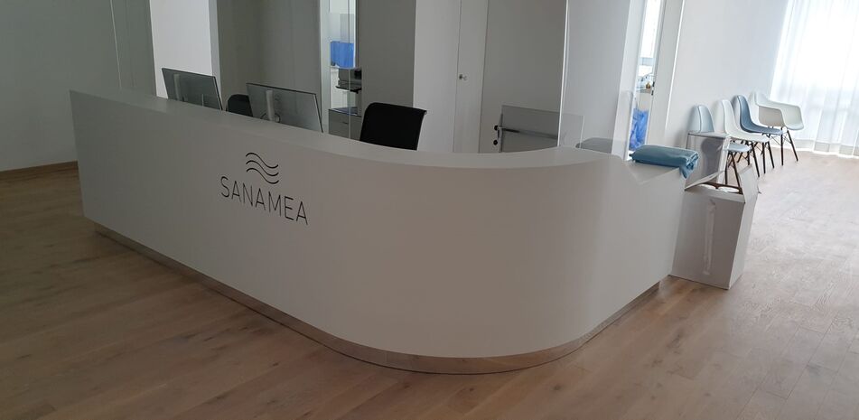 Aménagement intérieur sur mesure pour le Centre Médical Sanamea à Bâle par Froidevaux