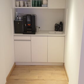 Aménagement intérieur sur mesure pour le Centre Médical Sanamea à Bâle par Froidevaux