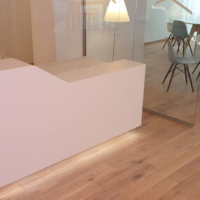 Aménagement intérieur sur mesure pour le Centre Médical Sanamea à Bâle par Froidevaux