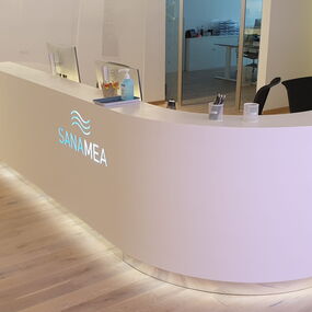 Aménagement intérieur sur mesure pour le Centre Médical Sanamea à Bâle par Froidevaux