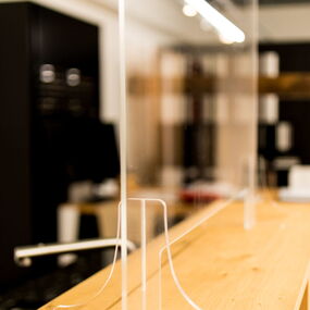 Paroi de protection en plexiglas