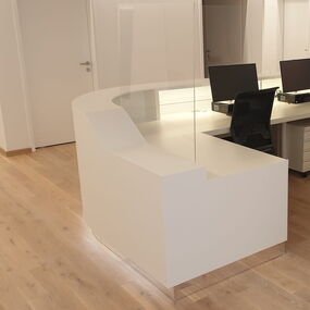 Aménagement intérieur sur mesure pour le Centre Médical Sanamea à Bâle par Froidevaux