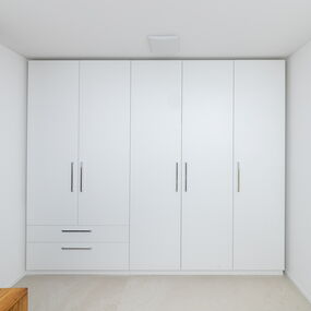 Aménagement intérieur personnalisé : Armoire encastrée