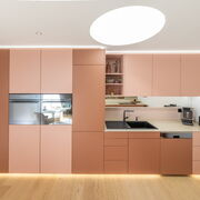 Individueller Innenausbau: Einbauküche mit indirekter Beleuchtung