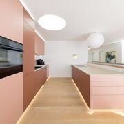 Individueller Innenausbau: Einbauküche mit indirekter Beleuchtung