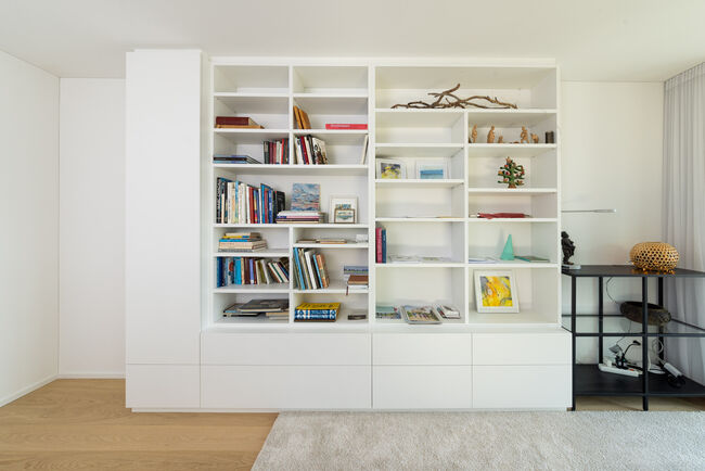 Massgefertigte Schrank-/Regalkombination im Wohnbereich