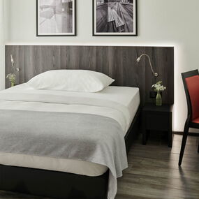 Individueller Innenausbau: Schlafzimmer mit Bett-Rückwand und Nachttischen