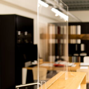 Paroi de protection en plexiglas