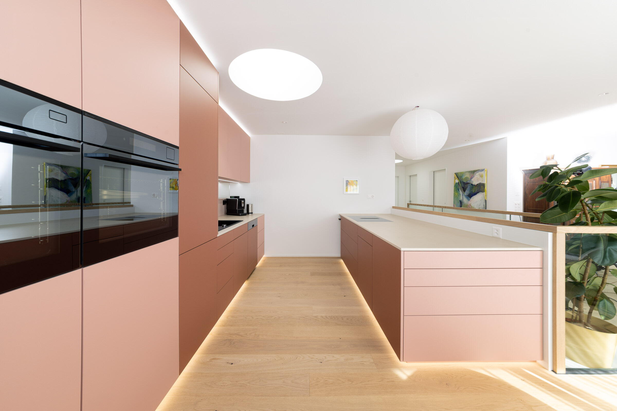 Aménagement intérieur personnalisé : cuisine intégrée avec éclairage indirect