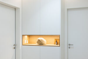Individueller Innenausbau: Einbauschrank mit indirekter Beleuchtung