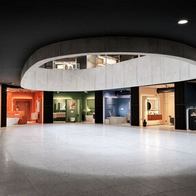 Aménagement intérieur sur mesure pour le Forum Laufen Schweiz AG par Froidevaux