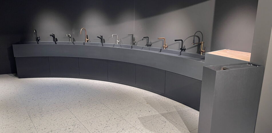 Aménagement intérieur sur mesure pour le Forum Laufen Schweiz AG par Froidevaux