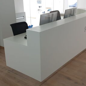 Aménagement intérieur sur mesure pour le Centre Médical Sanamea à Bâle par Froidevaux