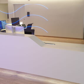 Aménagement intérieur sur mesure pour le Centre Médical Sanamea à Bâle par Froidevaux