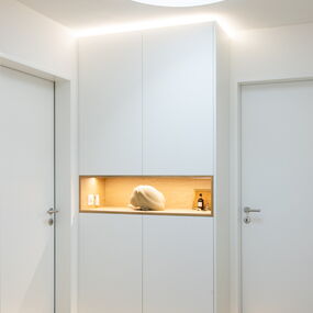 Individueller Innenausbau: Einbauschrank mit indirekter Beleuchtung