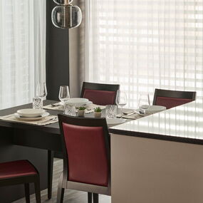 Individueller Innenausbau:  freistehende Kücheninsel mit Esstisch