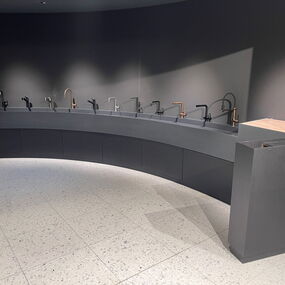Aménagement intérieur sur mesure pour le Forum Laufen Schweiz AG par Froidevaux