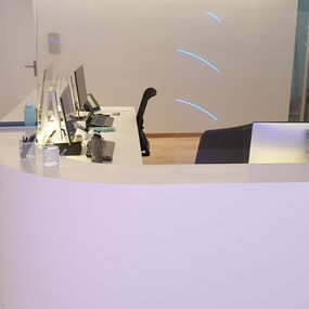 Aménagement intérieur sur mesure pour le Centre Médical Sanamea à Bâle par Froidevaux