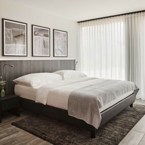 Individueller Innenausbau: Schlafzimmer mit Bett-Rückwand und Nachttischen