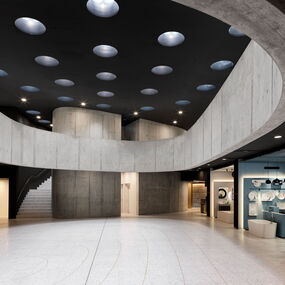 Aménagement intérieur sur mesure pour le Forum Laufen Schweiz AG par Froidevaux