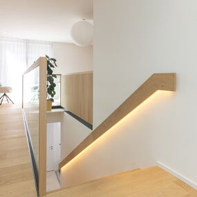 Individueller Innenausbau: indirekt beleuchteter Treppengriff