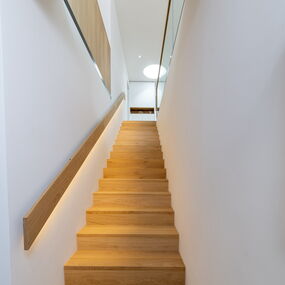 Aménagement intérieur personnalisé : poignée d'escalier à éclairage indirect