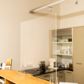 Paroi de protection en plexiglas