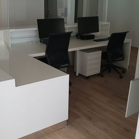 Aménagement intérieur sur mesure pour le Centre Médical Sanamea à Bâle par Froidevaux